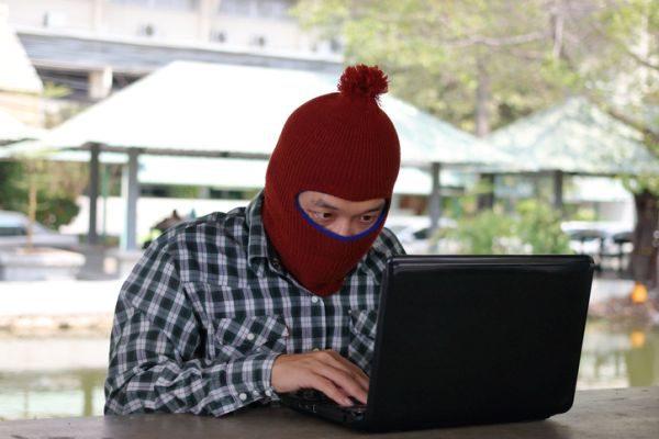 peligros-de-redes-sociales-ninos-hombre-cabeza-tapada